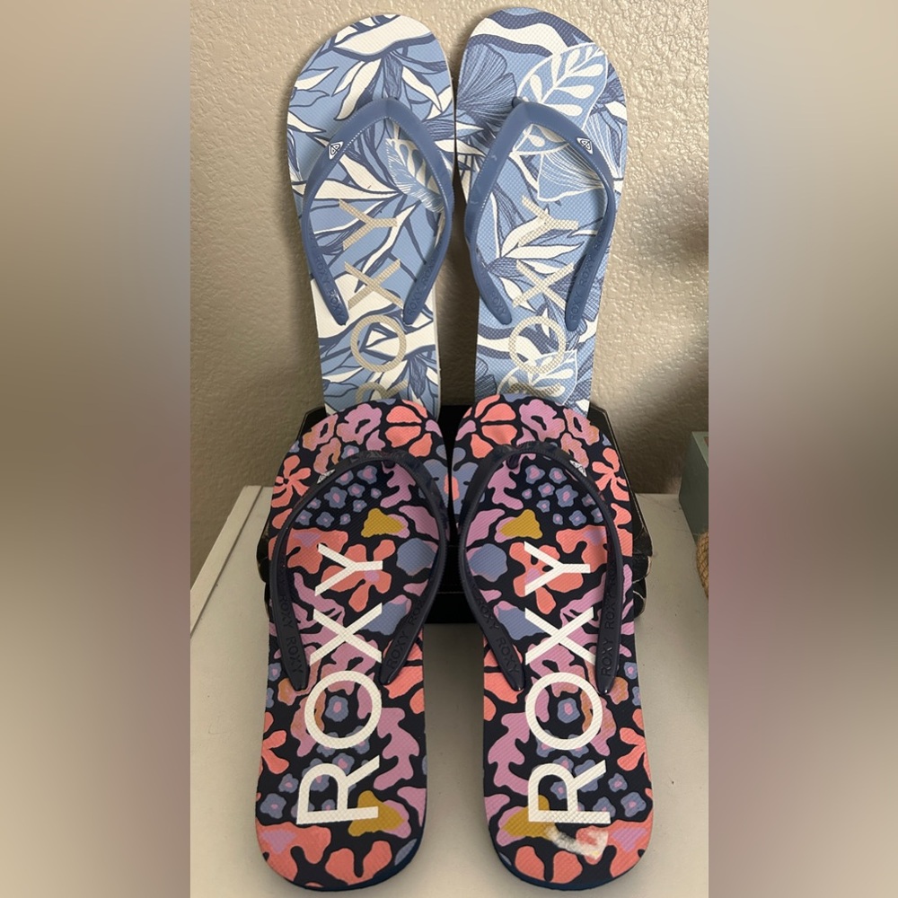 Roxy NWOT bundle of 2 Floral  Flip Flops size 5